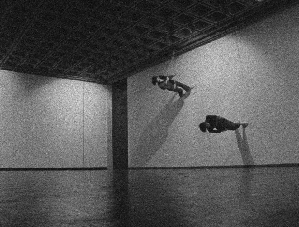 Trisha Brown, still da Walking on the Wall, 1971. Film di Elaine Summers. © Trisha Brown Dance Company